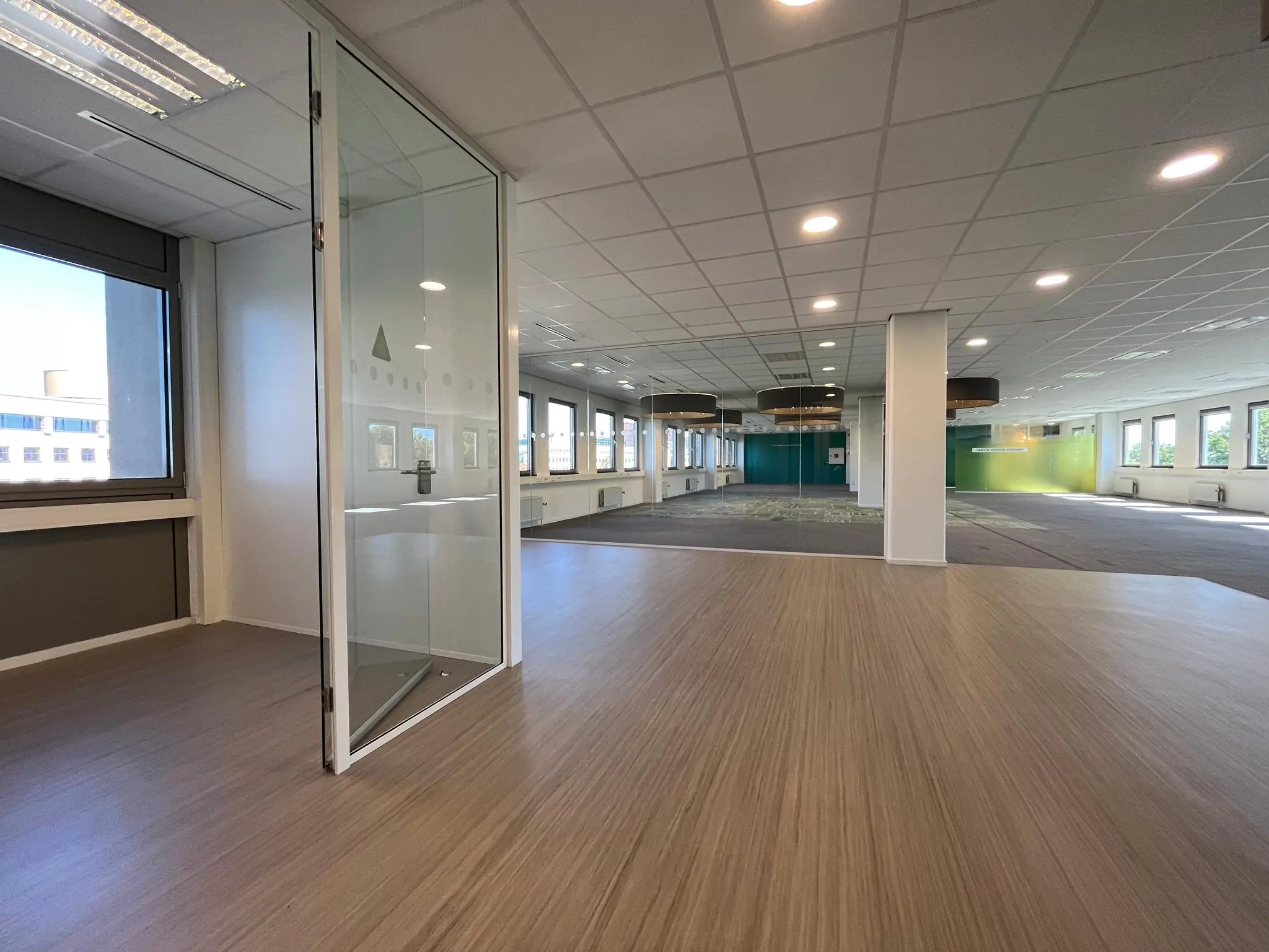 Ruim en modern kantoorpand aan de Barchman Wuytierslaan met glazen vergaderruimte, systeemplafond en veel daglicht.